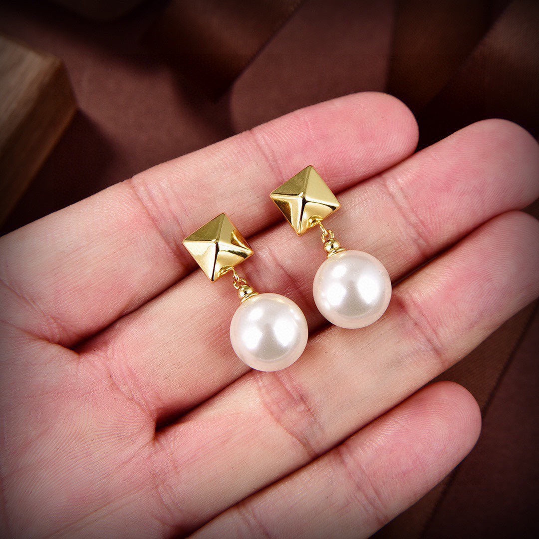 Valentino Pearl Earrings - 18K Yellow Gold