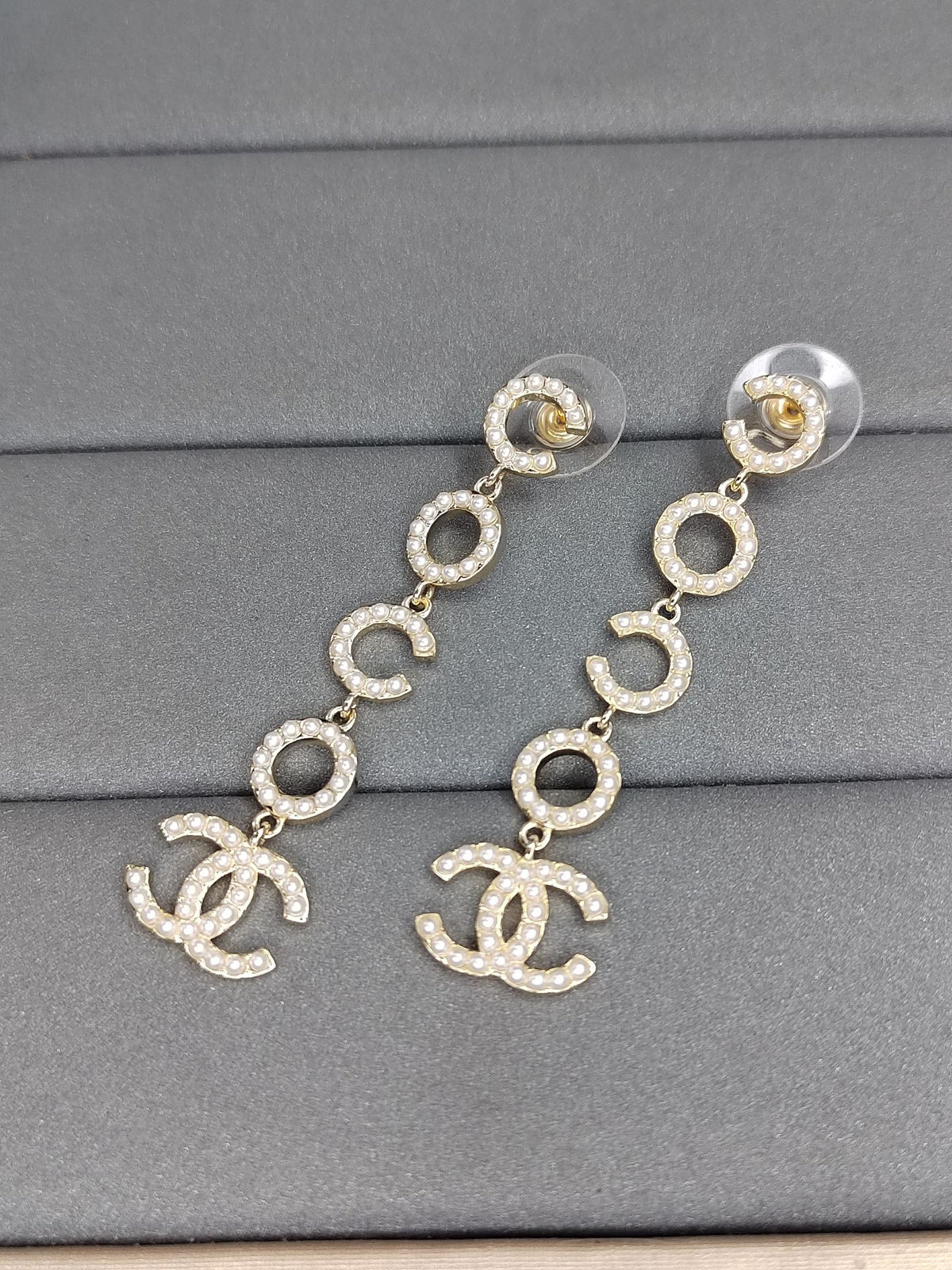 Chanel Pearl Pendant Earrings - 5.5 cm Height - 18K Yellow Gold