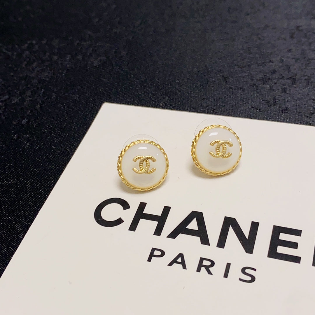Chanel Pearl Vintage Earrings - 18K Yellow Gold