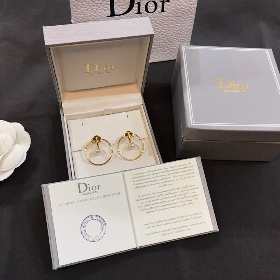 Dior 30 Montaigne Pearl Earrings