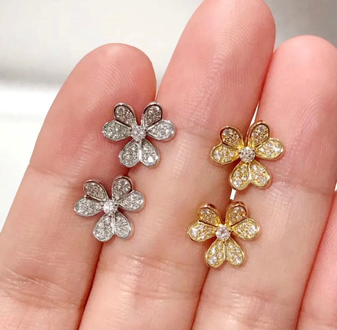 Frivole Small Model Earrings - 18K Yellow Gold