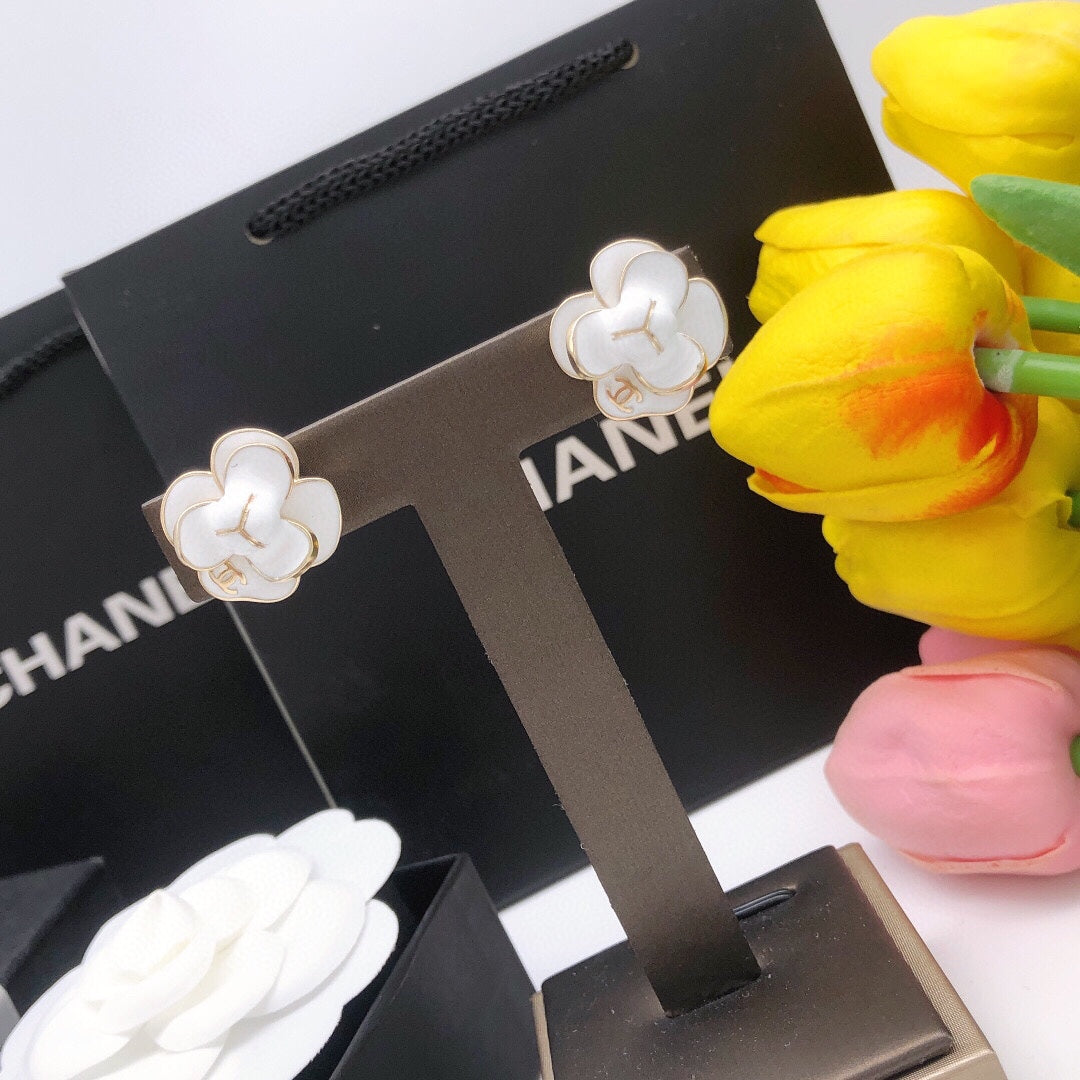 Chanel Flower Pearl Earrings - 18K Yellow Gold