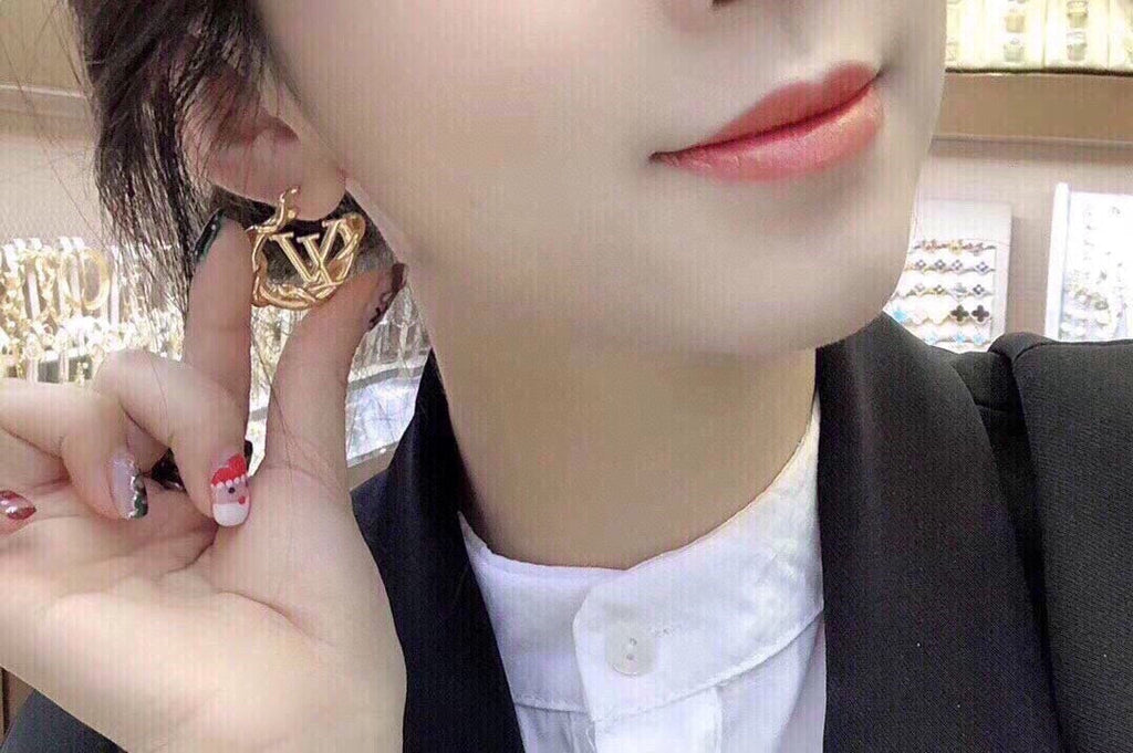 Louis Vuitton Garden Louise Hoop Earrings - 18K Yellow Gold